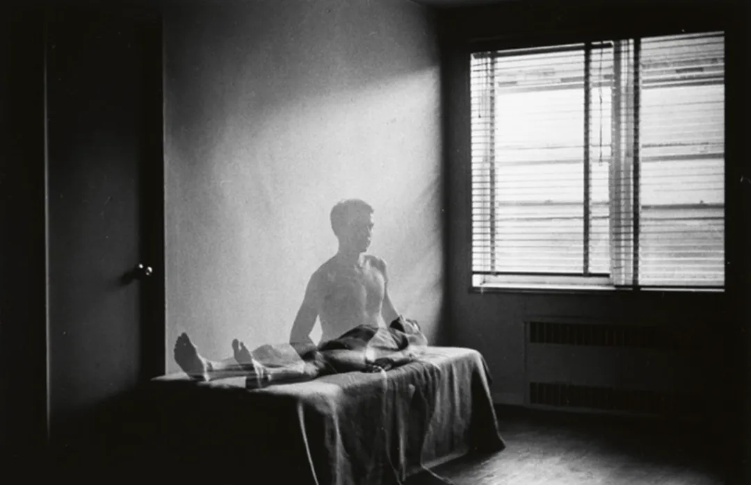地铁站里的一趟银河系小旅行|Duane Michals